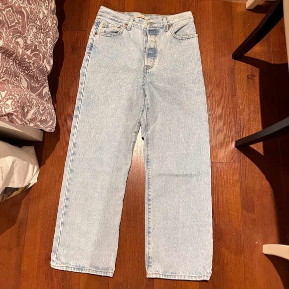 Levi’s wide leg jeans, size 28, light wash - Picture 3 of 3